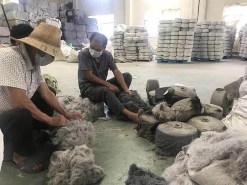 纺织厂工人正在拆解被况玉林烧毁的棉纱. 新京报记者秦宽 摄